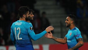 Londono &bdquo;Arsenal&ldquo; puolėjas O.Giroud (kairėje) džiaugiasi įvarčiu Baltarusijoje.