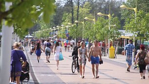 Poilsiautojai mėgaujasi vasari&scaron;ka kaitra