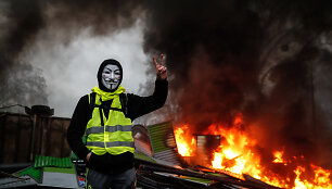 &bdquo;Geltonųjų liemenių&ldquo; protestai prie&scaron; E.Macroną peraugo į susirėmimus