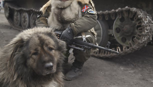 Separatistų smogikas su šunimi netoli Debalcevės