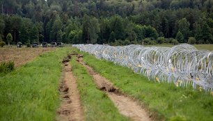 Spygliuotos vielos užtvara ties siena su Baltarusija