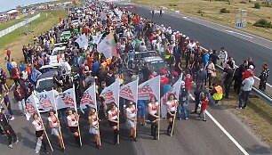 Pasigrožėkite Palangoje vykusių &bdquo;Eneos 1000 km&ldquo; lenktynių vaizdais, filmuotais i&scaron; auk&scaron;tai.