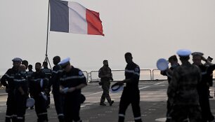 Prancūzijos karinio laivyno jūreiviai po nacionaline vėliava / INDRANIL MUKHERJEE / AFP