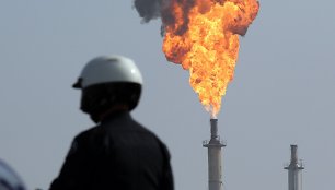 „ExxonMobil“ naftos perdirbimo gamykloje po sprogimo padidėjo liepsna iš kamino