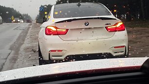 Pareigūnai pasidalino be valstybinių numerių važinėjusio BMW nuotrauka. Vairuotojas &bdquo;pamir&scaron;o&ldquo; ir žiemines padangas.