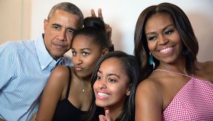 Michelle ir Barackas Obamos su dukromis Sasha ir Malia