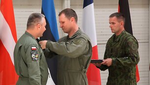 NATO oro policijos pasikeitimo ceremonija