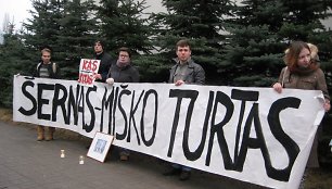 Klaipėdiečiai surengė protesto akciją prieš šeštadieninę šernų medžioklę miesto miškuose. 