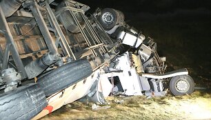 Nakties avarija ties Kryžkalniu: baltarusio vilkikas pateko į plikledžio spąstus 2015 m. sausio 04 d. 