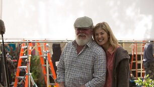 Nickas Nolte ir Rosamund Pike filme &bdquo;Saldus ker&scaron;tas&ldquo;