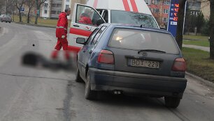 &bdquo;VW Golf&ldquo; mirtinai partrenkė pėsčiąjį