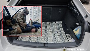 Sukčiai už 100 tūkst. siūlė įdarbinti Ukrainos prezidentūroje_ policija rado pilną bagažinę dolerių