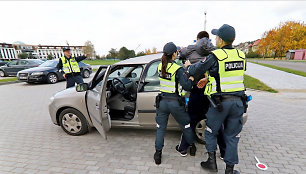 Policijos pareigūnai sulaikė įtariamąjį.