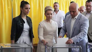 Dnipropetrovske savo balsą atiduoda Julija Tymo&scaron;enko, jos dukra Jevhenija ir vyras Oleksandras