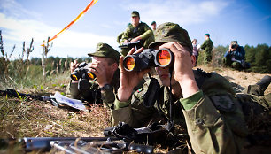 Per kariūnų bazinį kario kursą LKA naujokai nužingsniavo dešimtis kilometrų, įvykdė daugybę karinių užduočių ir praleido ne vieną bemiegę naktį.