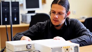 Laboratorijos vedėjas Karolis Mikėnas derina I&scaron;maniojo radijo ry&scaron;io įrenginių prototipus
