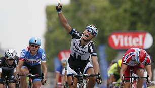 Paskutinio &bdquo;Tour de France&ldquo; etapo fini&scaron;as &ndash; Ramūnas Navardauskas kairėje