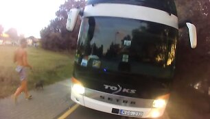 Autobusas važiavo dviračiu taku