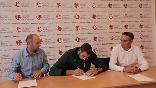 Jonas Valančiūnas (viduryje), Mindaugas Balčiūnas (de&scaron;ineje) ir Nerijus Masiulis