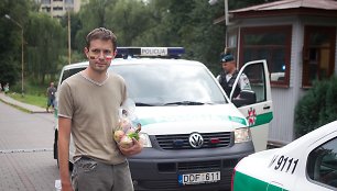 Andrius Tapinas prie Rusijos ambasados valgė lenkiškus obuolius.