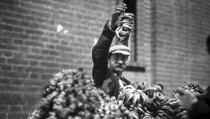 Riestainių pardavėjas 1935-ųjų Kaziuko mugėje