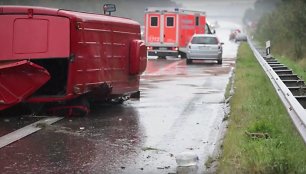 Apvirtęs lietuvių mikroautobusas Vokietijos greitkelyje