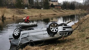 I&scaron; upės i&scaron;trauktame automobilyje rastas žmogaus kūnas.