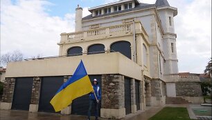 Aktyvistas su Ukrainos vėliava prie V.Putino dukros namo