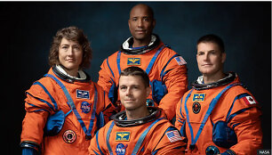 &bdquo;Artemis II&ldquo; įgula: kairėje Christina Koch, gale Victor Glover (pilotas), priekyje Reid Wiseman, de&scaron;inėje Jeremy Hansen