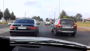 Dažna situacija: vairuotojai nepraleidžia apsaugos tarnybų automobilių