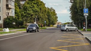 Tik ką suremontuota Parko gatvės atkarpa jau piktina panevėžiečius.
