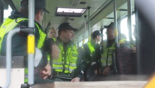 Policininkai autobuse