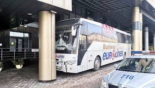 Minske į koloną rėžėsi be priežiūros paliktas autobusas, turėjęs važiuoti į Vilnių