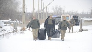 Ukrainos kariai neša Svetlodarsko rajone žuvusių karių kūnus