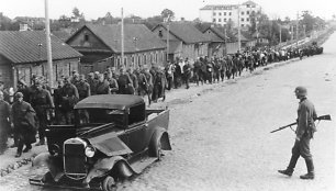 Į vokiečių nelaisvę patekusių sovietų karių kolona Minske. 1941 m. liepos 2 d.