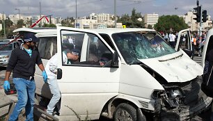 Palestinietis Jeruzalėje savo mikroautobusą nukreipė būrį žmonių.