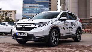 „Honda CR-V Hybrid“, konkurso „Metų automobilis 2020“ dalyviai prie Martyno Mažvydo bibliotekos