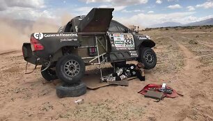&bdquo;Toyota Hilux&ldquo; sankabos remontas Dakaro ralio metu