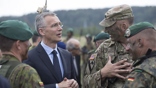 NATO generalinis sekretorius Jensas Stoltenbergas su JAV ir Lietuvos kariais