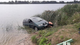 Vairuotojai važiuojant atbulomis, Kėdainių rajone &bdquo;VW Sharan&ldquo; atsidūrė tvenkinyje