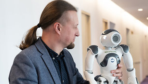Gediminas Navickas ir pirmasis pasaulyje lietuviškai kalbantis robotas-humanoidas Ąžuolas