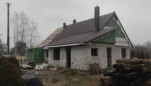 Atstatytas, bet nebaigtas namas Paberžėje