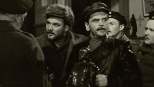 Kadras i&scaron; sovietinio propagandinio filmo &bdquo;Ignotas grįžo namo&ldquo; 