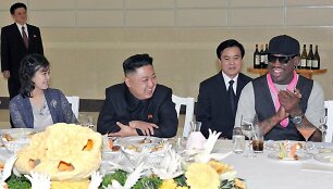 &Scaron;iaurės Korėjos lyderis Kim Jong Unas su žmona Ri Sol-Ju ir krep&scaron;ininku Dennisu Rodmanu (de&scaron;inėje)