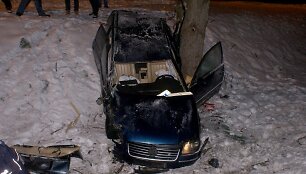 Lietuvio vairuojamas automobilis Lenkijoje nuskriejo nuo kelio ir trenkėsi į medį