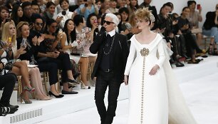 Karlas Lagerfeldas ir Ashleigh Good &bdquo;Chanel&ldquo; kolekcijos pristatyme