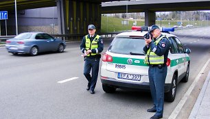 Policijos pareigūnai matuoja greitį ir tikrina vairuotojų dokumentus