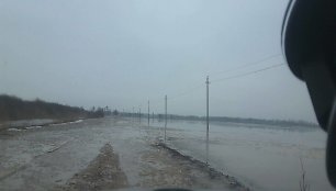 Išmaurotam keliui į Lietuvos Veneciją vadinamą Mingės kaimą ir vėl neatsirado pinigų.