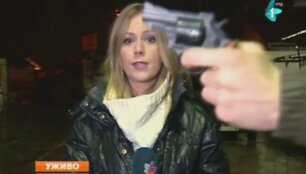 Serbijoje tiesioginio eterio metu praeivis reporterei priki&scaron;o ginklą