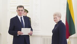 Vyriausybė grąžino įgaliojimus prezidentei.
